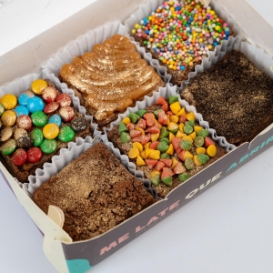 Caja x 6 Mini Brownies con Toppings a elección_2