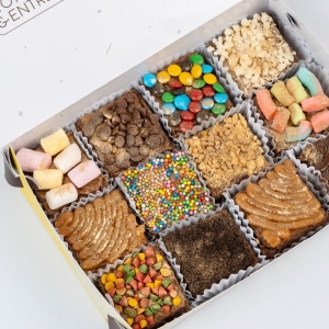 Caja x 12 Mini Brownies con Toppings a elección _3