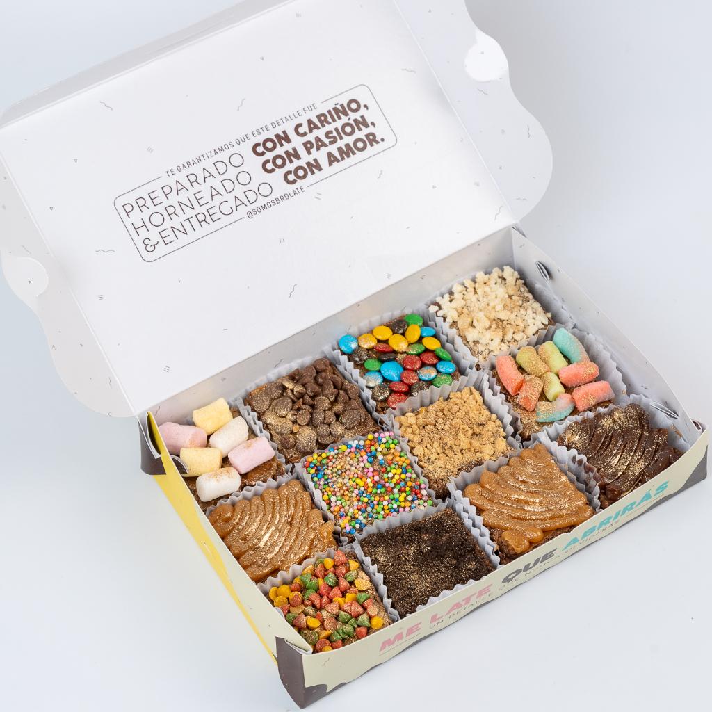 Caja x 12 Mini Brownies con Toppings a elección _1