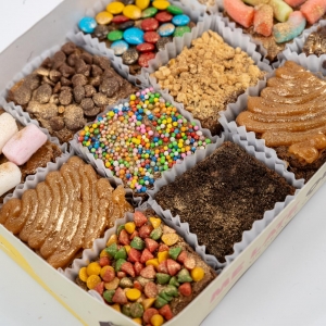 Caja x 12 Mini Brownies con Toppings a elección _2